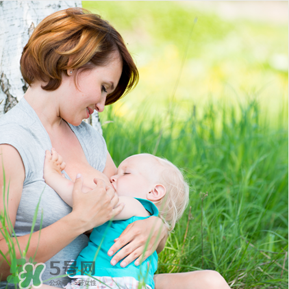 母乳喂養(yǎng)胸部會(huì)變形嗎？如何避免產(chǎn)后乳房變形？