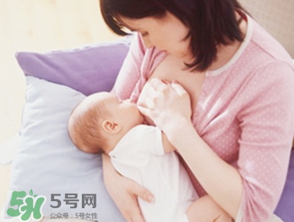 母乳喂養(yǎng)的寶寶大便怎樣正常？母乳喂養(yǎng)的寶寶需要補(bǔ)鈣嗎？