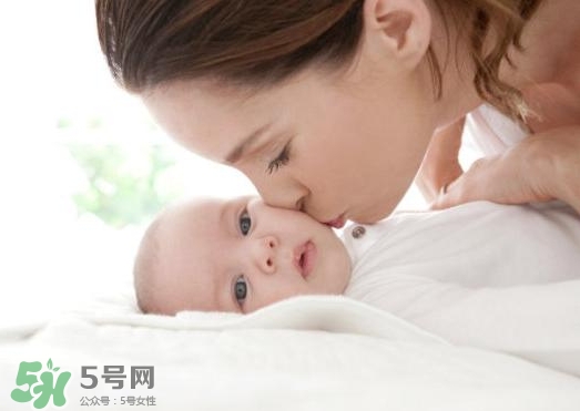 新生兒獨自睡覺好嗎？新生兒要跟父母睡嗎？