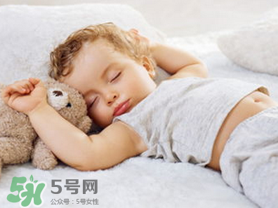 寶寶睡覺出汗多是什么原因？寶寶睡覺的常見誤區