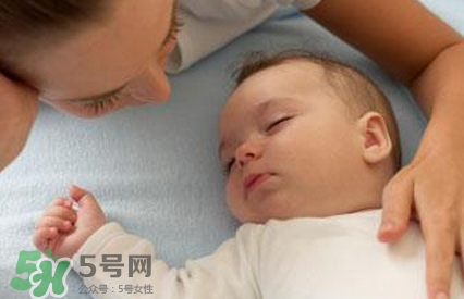 寶寶睡覺搖頭怎么回事？寶寶睡覺搖頭是缺鈣嗎？