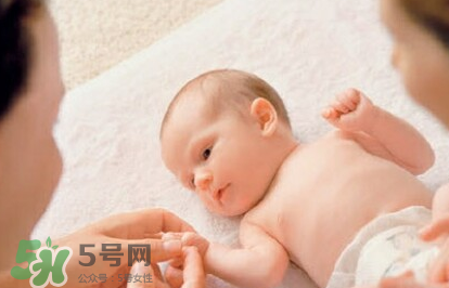 新生兒要多抱抱嗎？新生兒應該是多抱還是多躺？