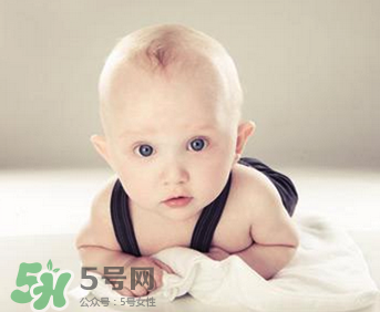 新生兒要多抱抱嗎？新生兒應該是多抱還是多躺？
