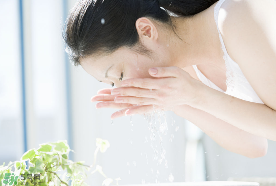 抬頭紋太重怎么辦？撫平抬頭紋只需這幾招