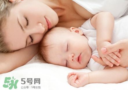 新生兒怎么睡覺姿勢正確？新生兒怎么睡頭型好看？