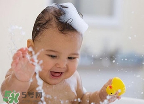 新生兒痤瘡多久會好？新生兒痤瘡能用百多邦嗎？