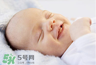 寶寶發(fā)燒出汗可以蓋被子嗎？寶寶發(fā)燒出汗了會退燒嗎？