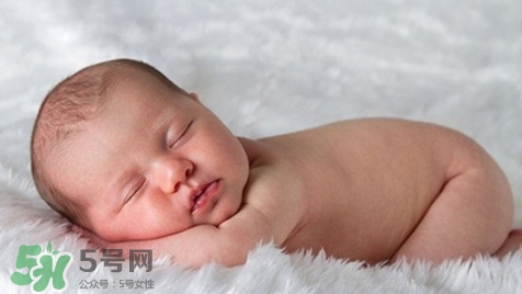 新生兒怎么睡覺姿勢正確？新生兒怎么睡頭型好看？