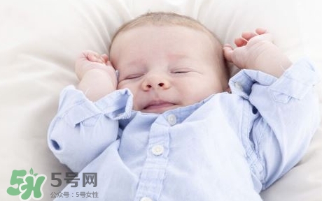寶寶睡覺為什么會笑？寶寶睡覺笑出聲是做夢了嗎？