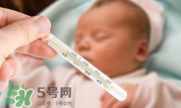 寶寶發燒睡著了要叫醒吃藥嗎？9個處理寶寶發燒的辦法