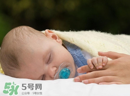 新生兒怎么睡覺姿勢正確？新生兒怎么睡頭型好看？