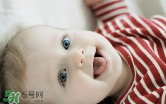 寶寶睡覺為什么會笑？寶寶睡覺笑出聲是做夢了嗎？