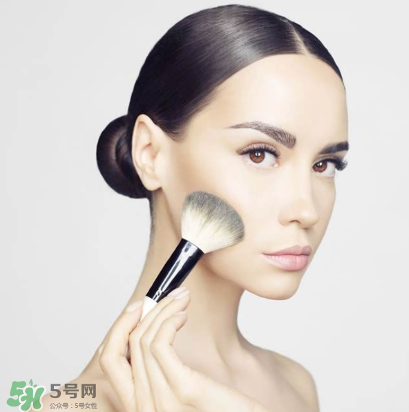涂了防曬再上散粉會(huì)搓泥嗎？防曬噴霧和散粉的先后順序 
