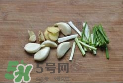 香辣蟹怎么做最好吃？香辣蟹怎么處理螃蟹？