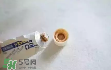 白兔暗瘡膏還是獅王祛痘膏好？兩款祛痘產品對比