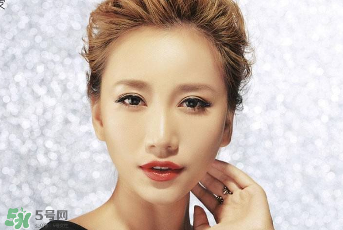 生理鹽水能泡隱形眼鏡嗎？生理鹽水能泡美瞳嗎？