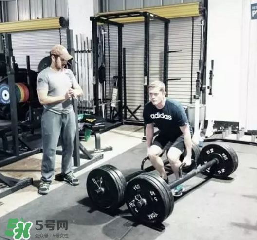 農夫行走可以單手嗎？農夫行走要沉肩嗎？