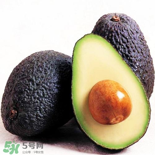 牛油果切開(kāi)黑了能吃嗎？牛油果為什么會(huì)有黑點(diǎn)？