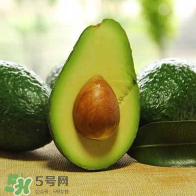 牛油果榨汁要去皮嗎？牛油果榨汁要加水嗎？