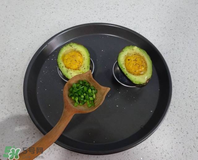 牛油果沙拉怎么做？牛油果沙拉用什么醬？