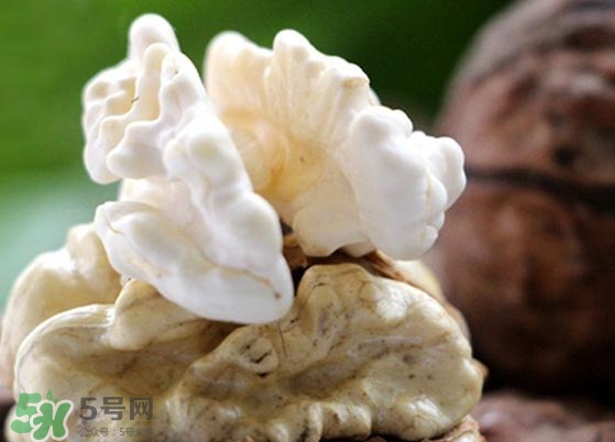 新鮮核桃外殼發霉能吃嗎？新鮮核桃長毛還能吃嗎？
