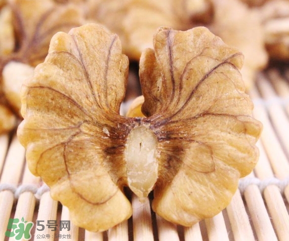青皮核桃和干核桃哪個營養高？有什么區別？