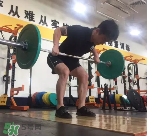杠鈴劃船練哪里？杠鈴劃船重量怎么選？