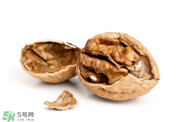 核桃對人體的四大功效是什么？核桃皮泡水有什么功效？