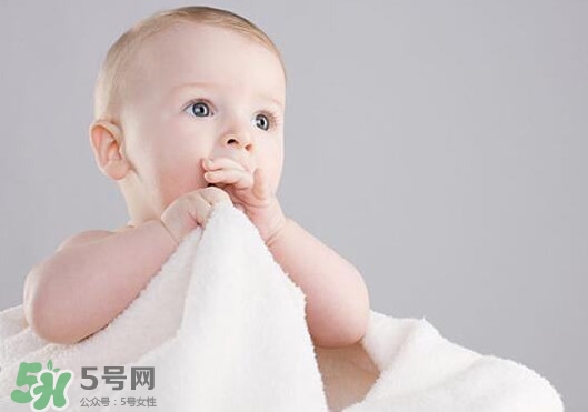 寶寶手指甲有白痕怎么回事？幼兒手指甲發白是缺鈣嗎