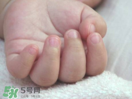 寶寶手指甲有白痕怎么回事？幼兒手指甲發白是缺鈣嗎