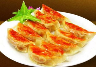 煎餃可以先蒸后煎嗎？煎餃?zhǔn)巧暹€是熟煎？