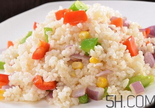蛋炒飯為什么要用隔夜飯？蛋炒飯可以用熱飯嗎？