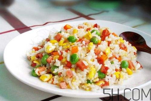 蛋炒飯為什么要用隔夜飯？蛋炒飯可以用熱飯嗎？