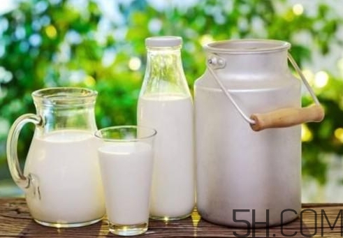 早上喝牛奶豐胸嗎？早上喝牛奶會胖嗎？
