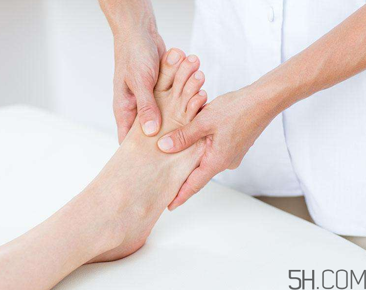 腳氣會引起灰指甲嗎？腳氣加灰指甲怎么治？