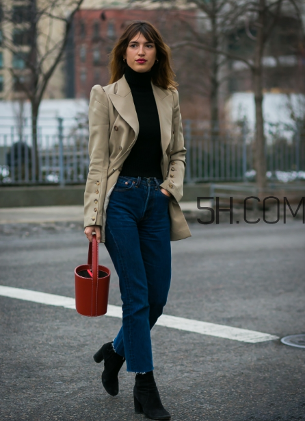 紅色包包配什么顏色衣服？紅色包包怎么搭配？