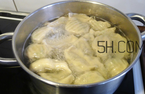 為什么餃子煮熟了會浮起來？餃子煮多久才熟？