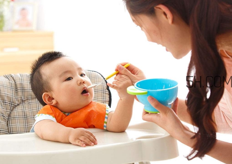 教會寶寶自己吃飯，你做到這些了嗎？
