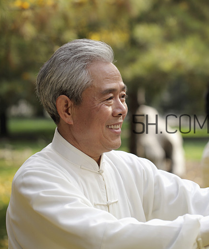 頸椎病能游泳嗎？頸椎病能引起胸疼嗎？