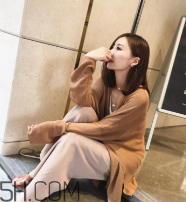 焦糖色風衣配什么內搭？焦糖色風衣里面穿什么