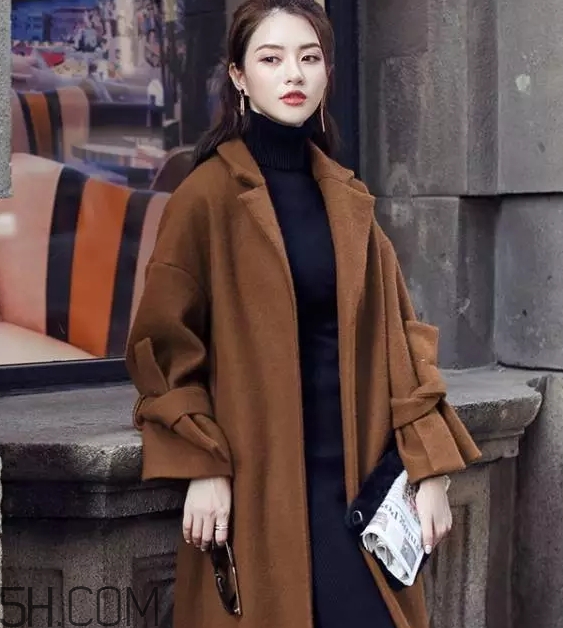 焦糖色大衣配什么顏色圍巾？焦糖色呢子配什么圍巾