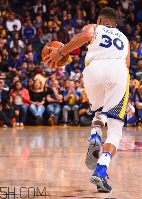 under armour curry 4藍黑配色發售時間_上腳效果
