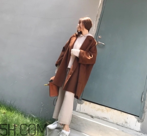 焦糖色風(fēng)衣配什么褲子？焦糖色風(fēng)衣搭配褲子顏色