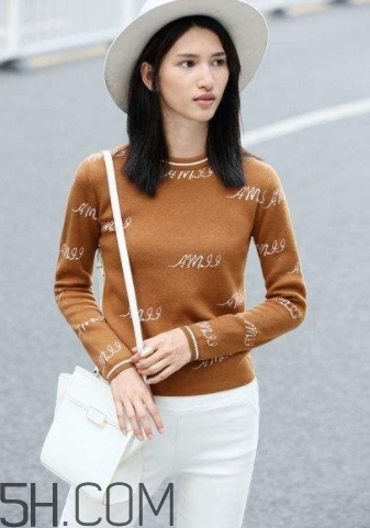 焦糖色毛衣配什么褲子？焦糖色毛衣配什么鞋子？