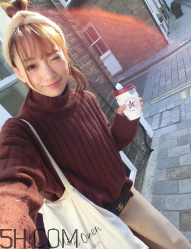 焦糖色毛衣配什么褲子？焦糖色毛衣配什么鞋子？