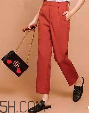 焦糖色褲子配什么鞋子？焦糖色褲子配什么襪子
