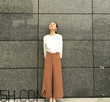 焦糖色褲子配什么鞋子？焦糖色褲子配什么襪子