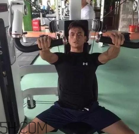 坐姿推胸練哪里？坐姿推胸動作要領