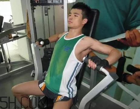 坐姿推胸能練下胸嗎？坐姿推胸和臥推哪個效果好？