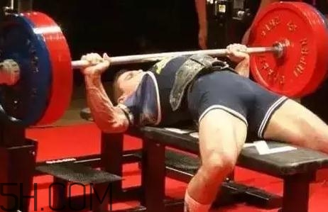 什么是斷頭臺臥推？杠鈴斷頭臺臥推怎么做？